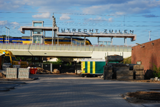 900084 Gezicht op het nog niet geopende nieuwe N.S.-station Utrecht Zuilen aan de Cartesiusweg te Utrecht.